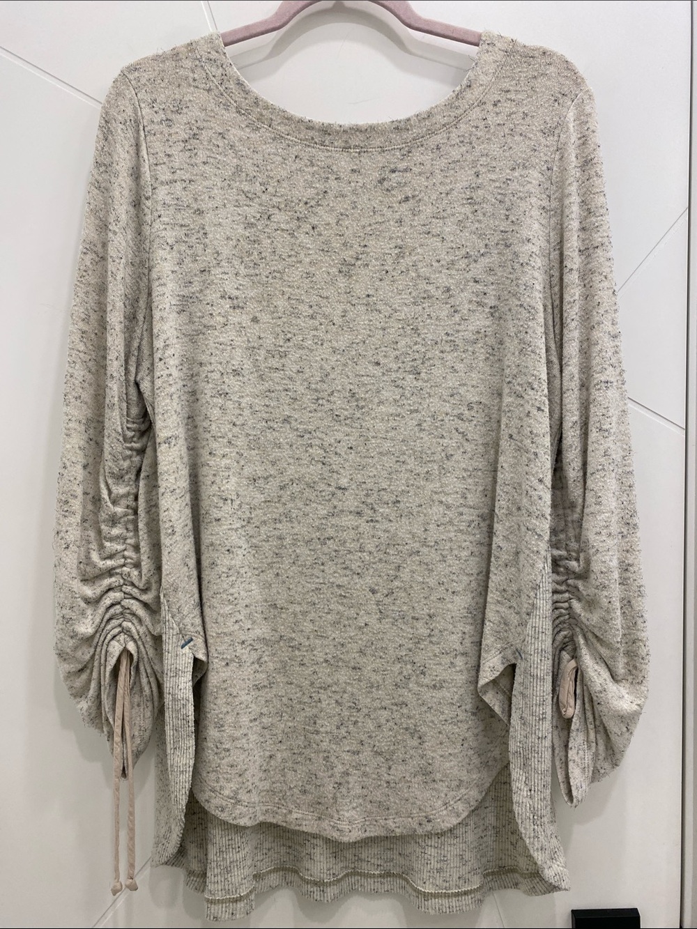 Saturday Sunday Taupe Heather Ruched Sleeve Long-Sleeve Tee | Anthropologie | S